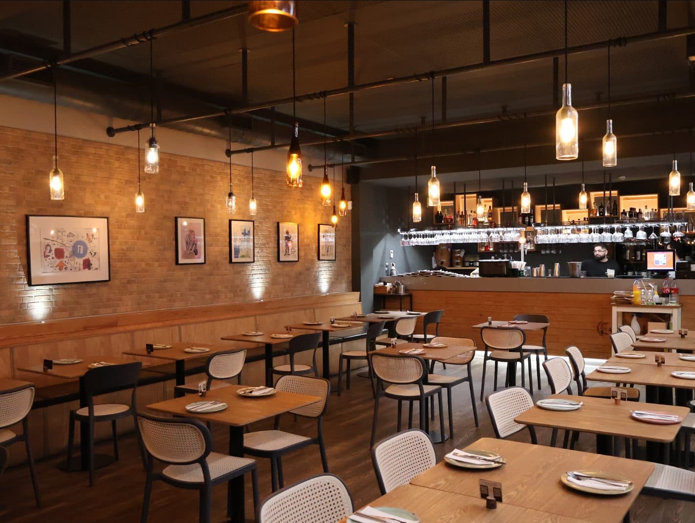 Sala térrea do Tapabucho com bar e cozinha aberta